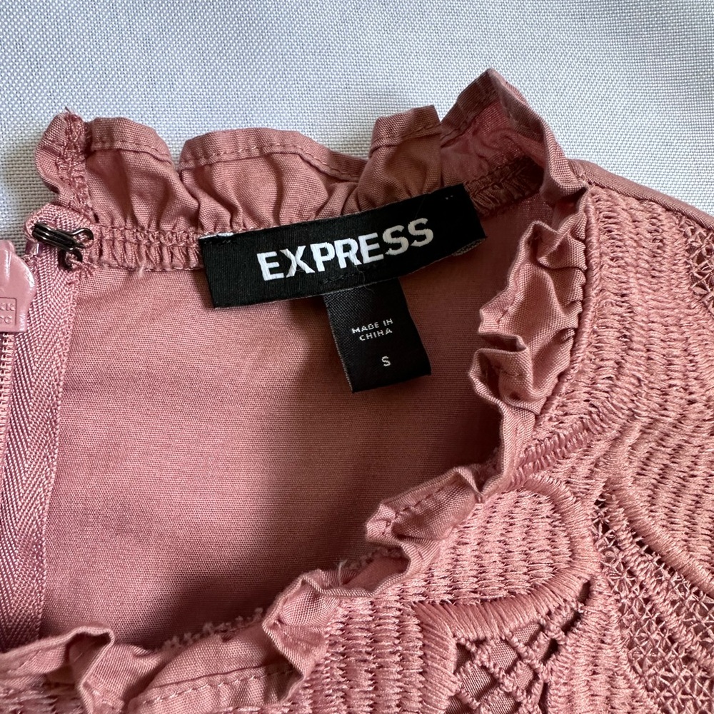EXPRESS Women’s Short Puff Sleeve Lace Top - Picture 3 of 6